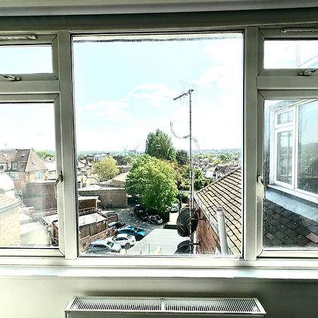 Stylish Modern, Private Apartment,15 Mins To Central London Хендън Екстериор снимка