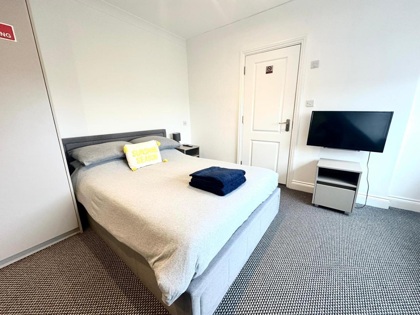 Stylish Modern, Private Apartment,15 Mins To Central London Хендън Екстериор снимка