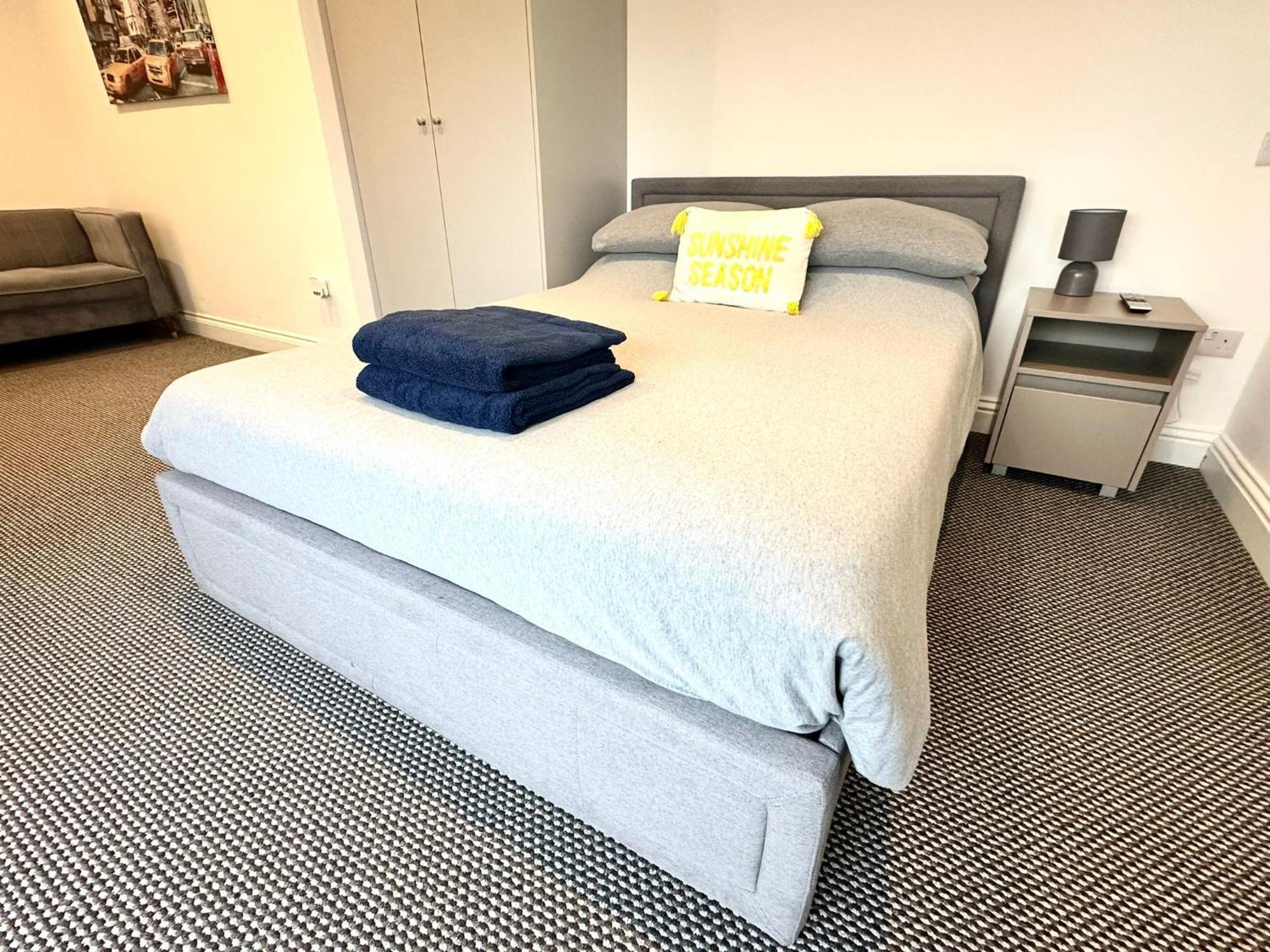 Stylish Modern, Private Apartment,15 Mins To Central London Хендън Екстериор снимка