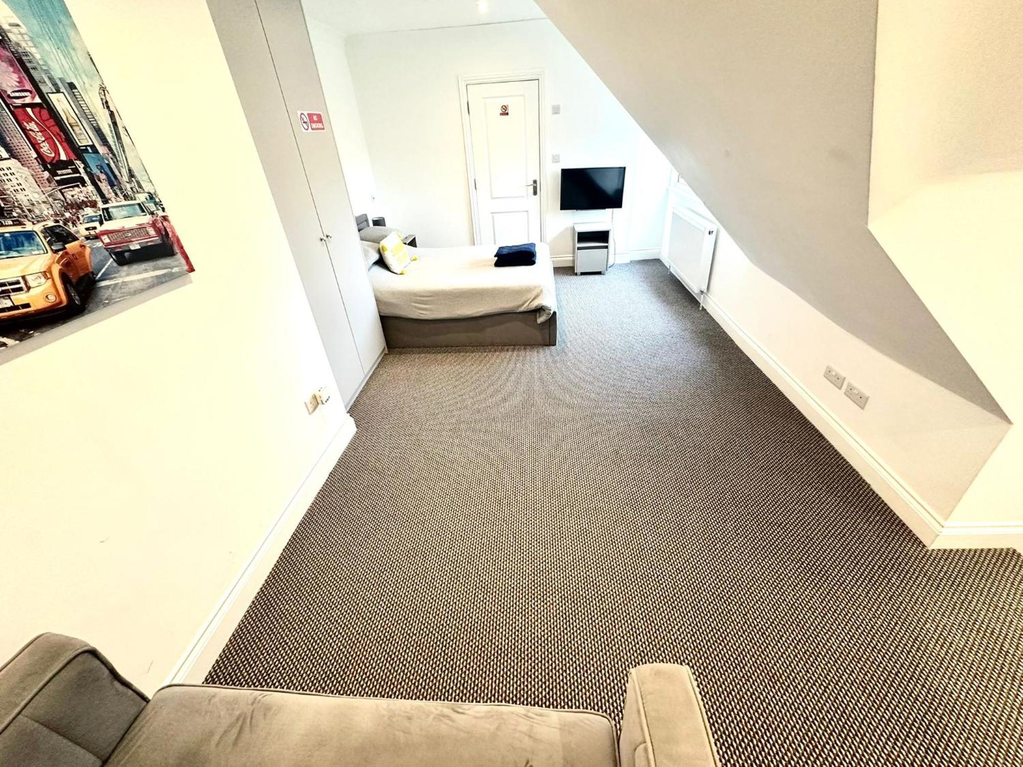 Stylish Modern, Private Apartment,15 Mins To Central London Хендън Екстериор снимка