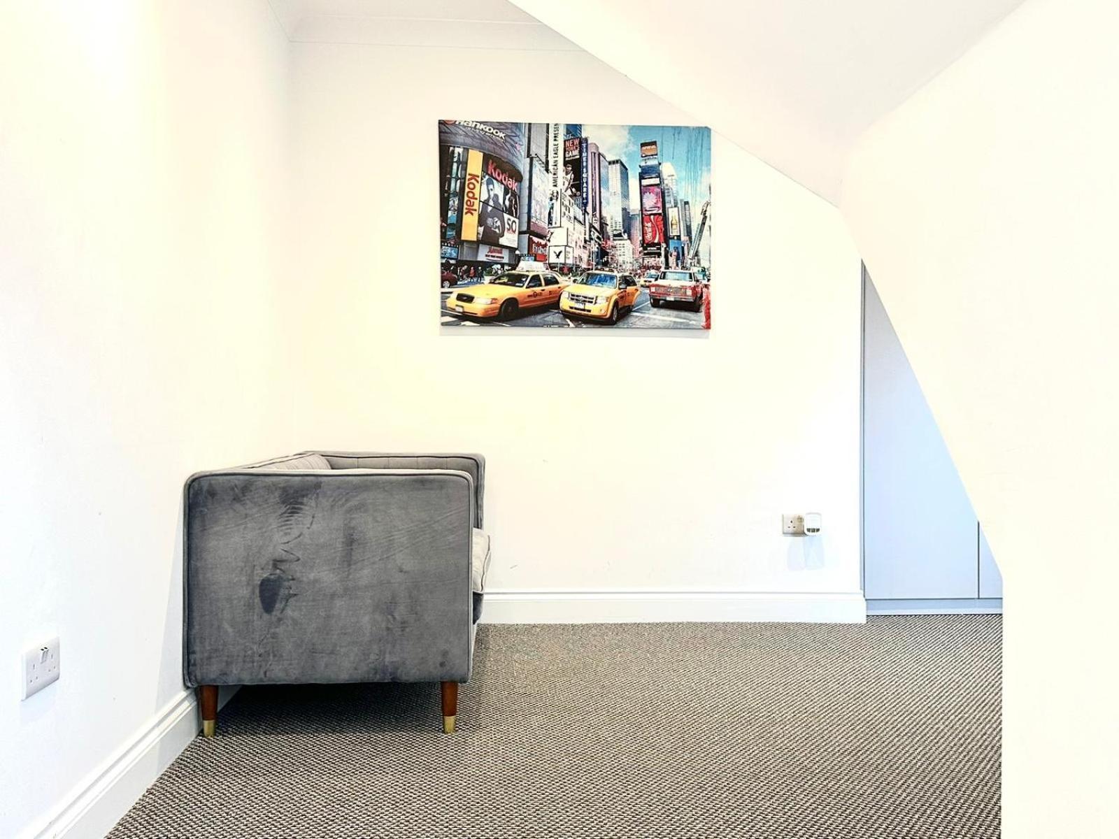 Stylish Modern, Private Apartment,15 Mins To Central London Хендън Екстериор снимка