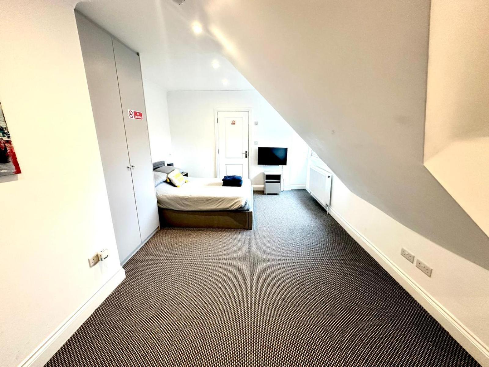 Stylish Modern, Private Apartment,15 Mins To Central London Хендън Екстериор снимка