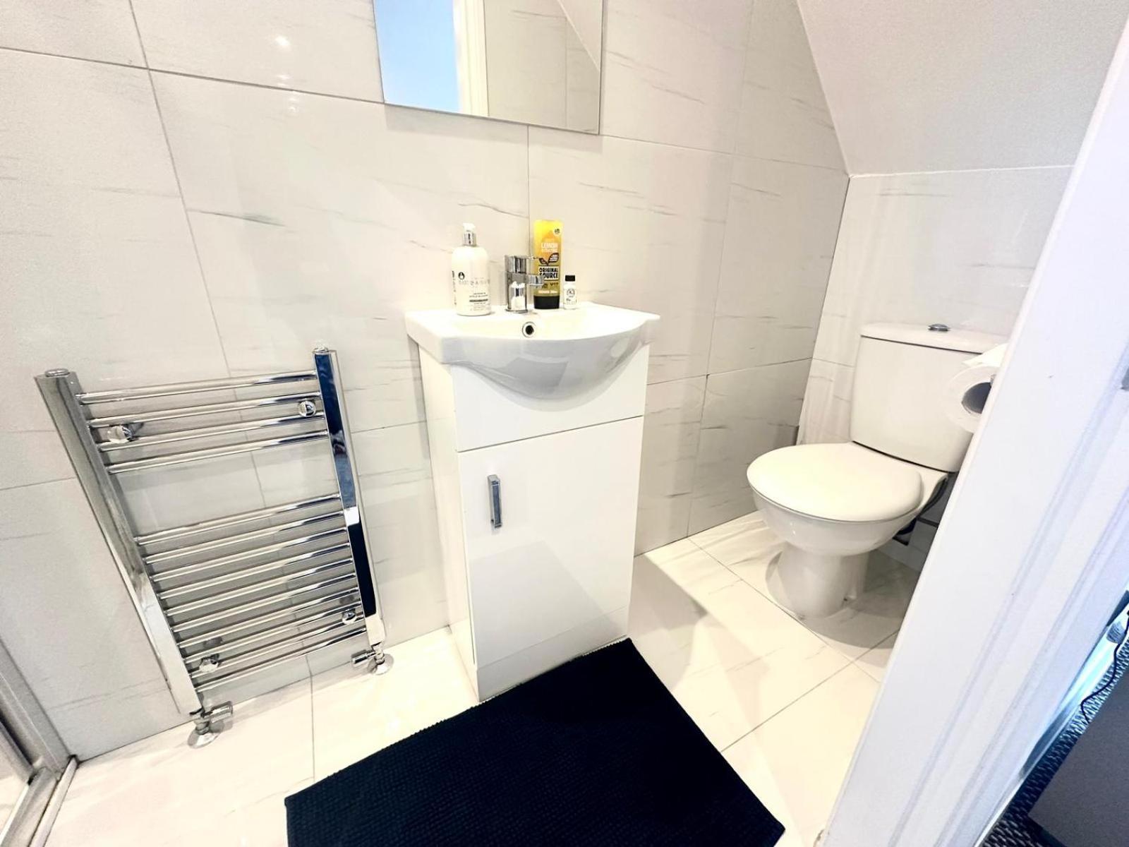 Stylish Modern, Private Apartment,15 Mins To Central London Хендън Екстериор снимка