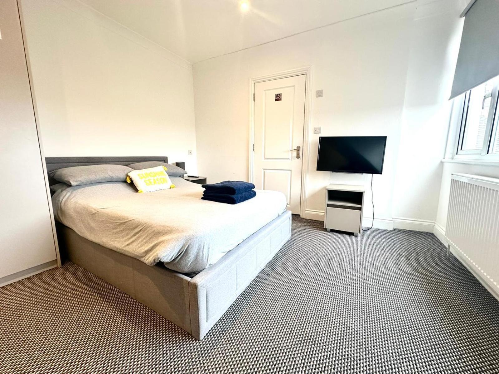 Stylish Modern, Private Apartment,15 Mins To Central London Хендън Екстериор снимка