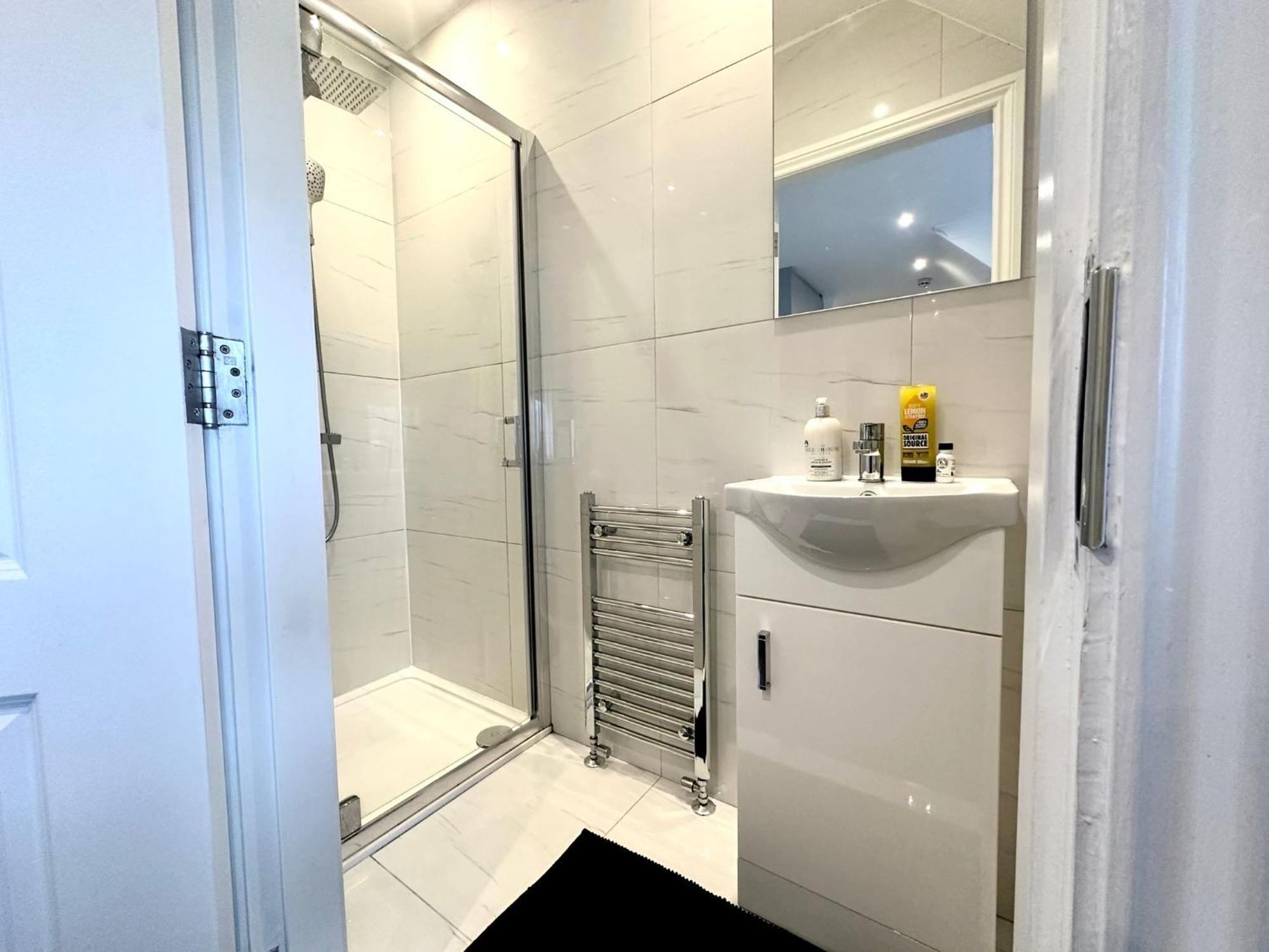 Stylish Modern, Private Apartment,15 Mins To Central London Хендън Екстериор снимка