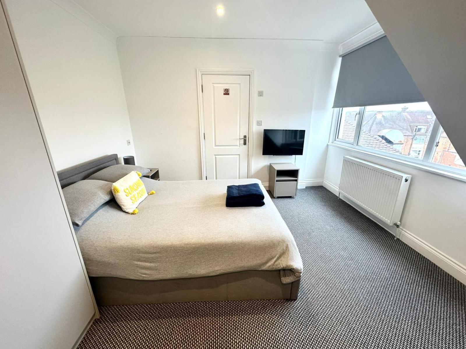 Stylish Modern, Private Apartment,15 Mins To Central London Хендън Екстериор снимка