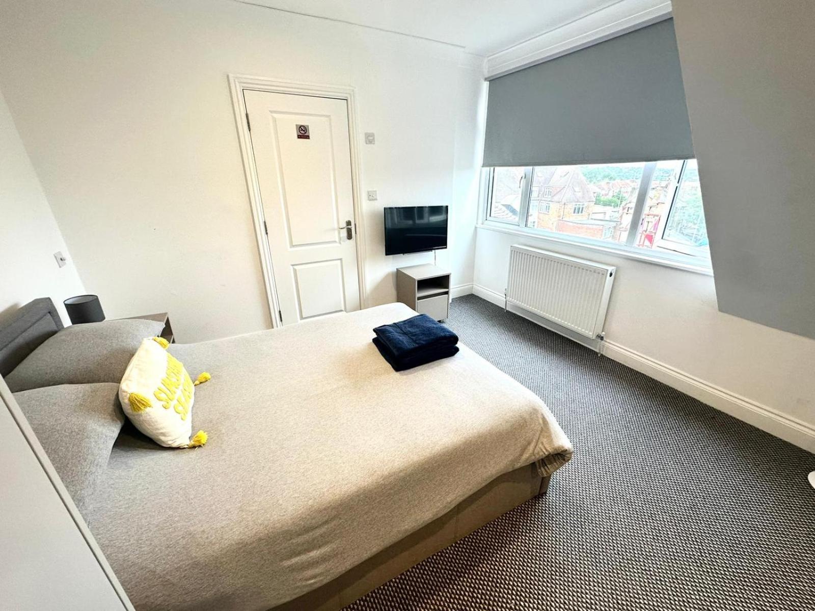 Stylish Modern, Private Apartment,15 Mins To Central London Хендън Екстериор снимка