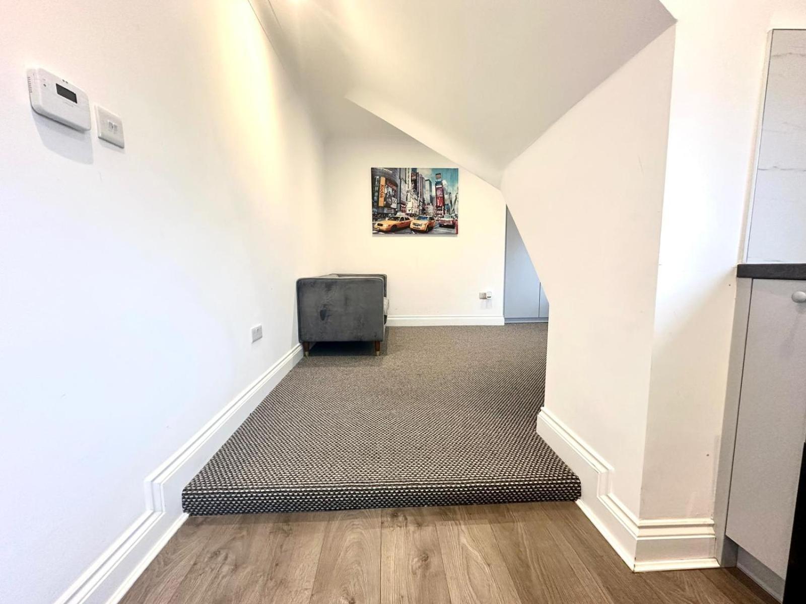 Stylish Modern, Private Apartment,15 Mins To Central London Хендън Екстериор снимка