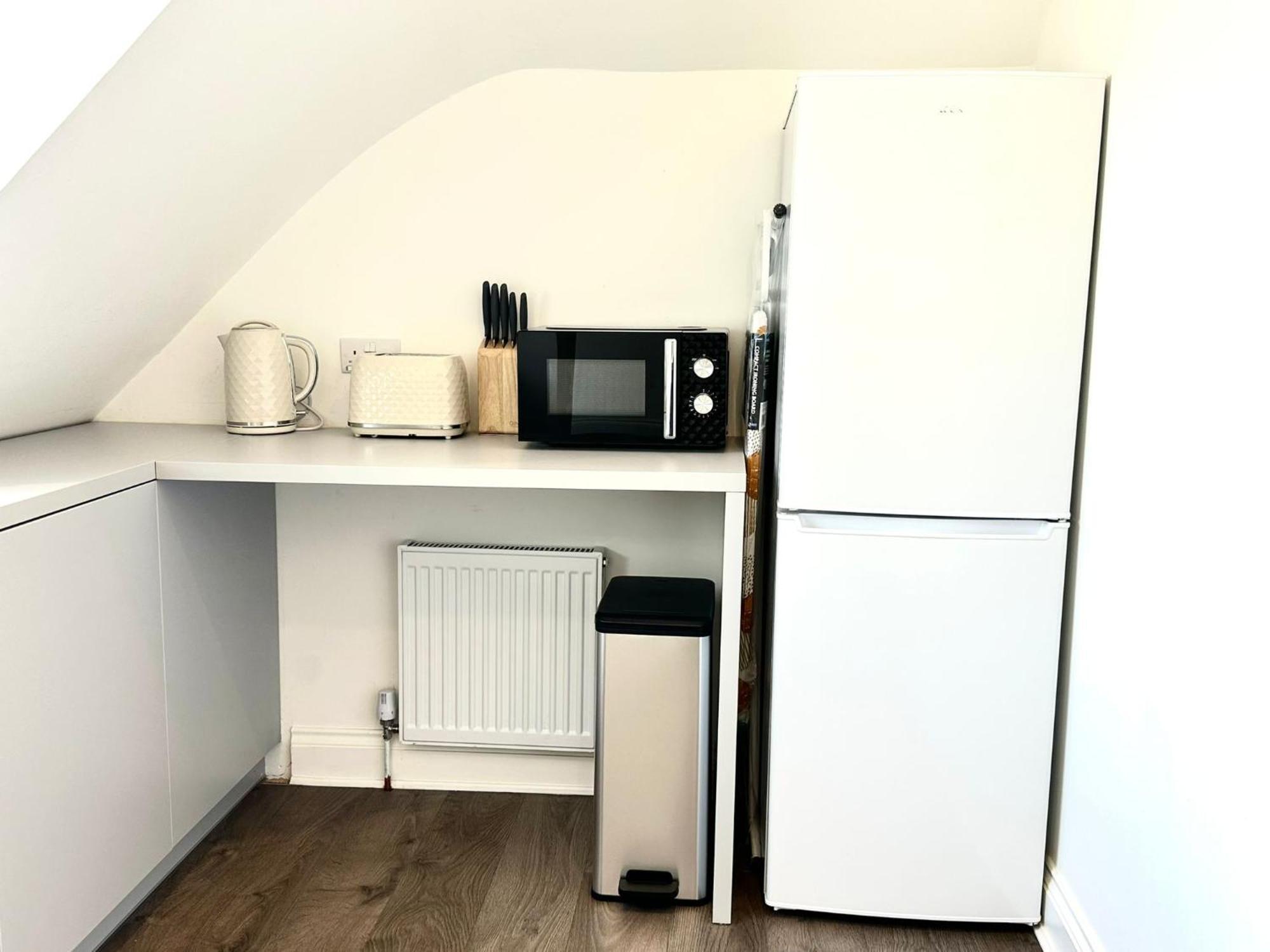 Stylish Modern, Private Apartment,15 Mins To Central London Хендън Екстериор снимка