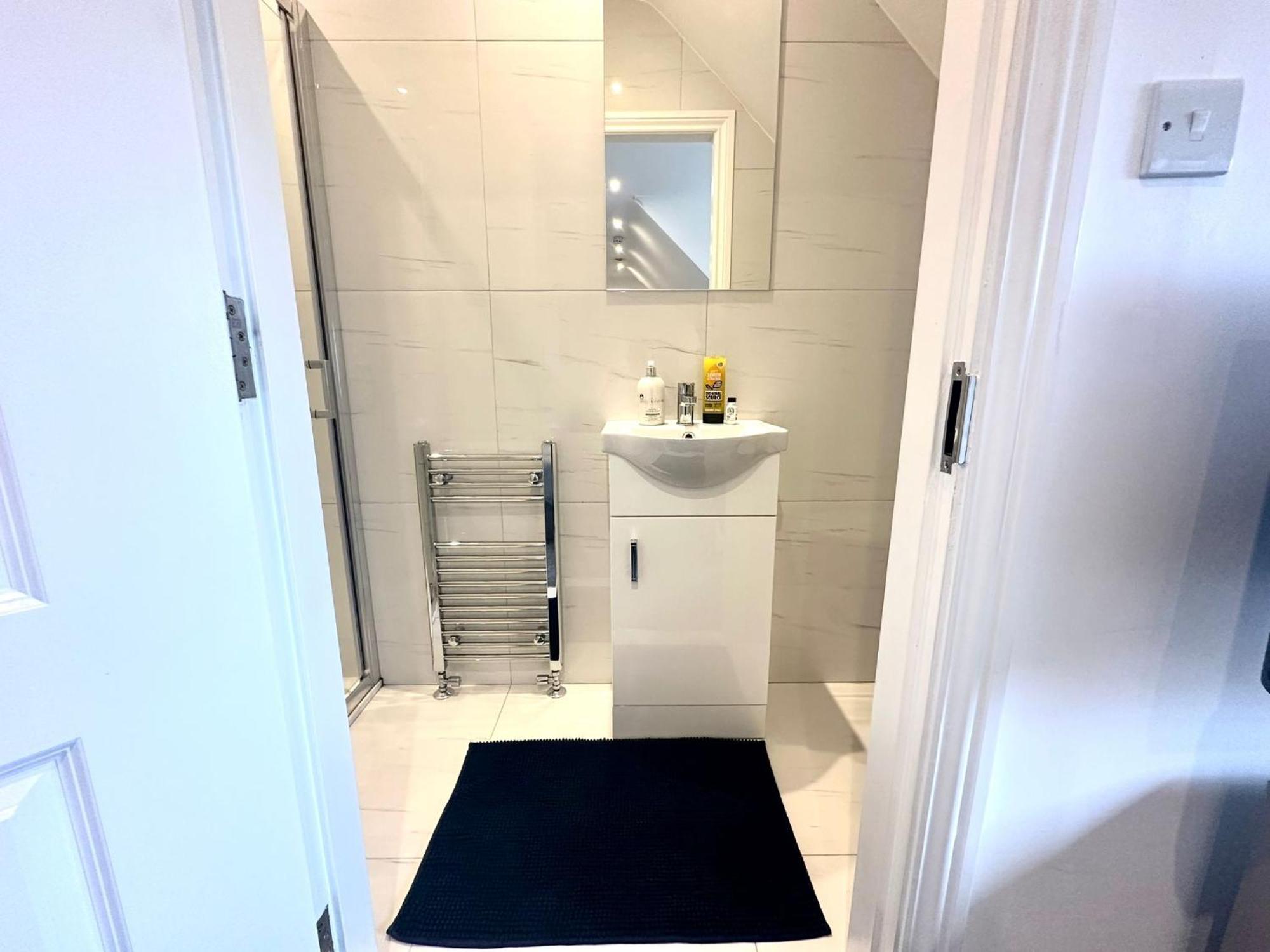 Stylish Modern, Private Apartment,15 Mins To Central London Хендън Екстериор снимка