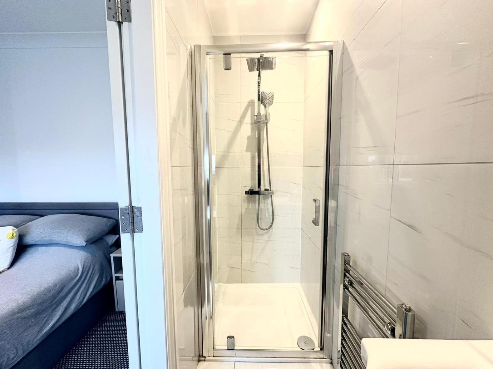 Stylish Modern, Private Apartment,15 Mins To Central London Хендън Екстериор снимка