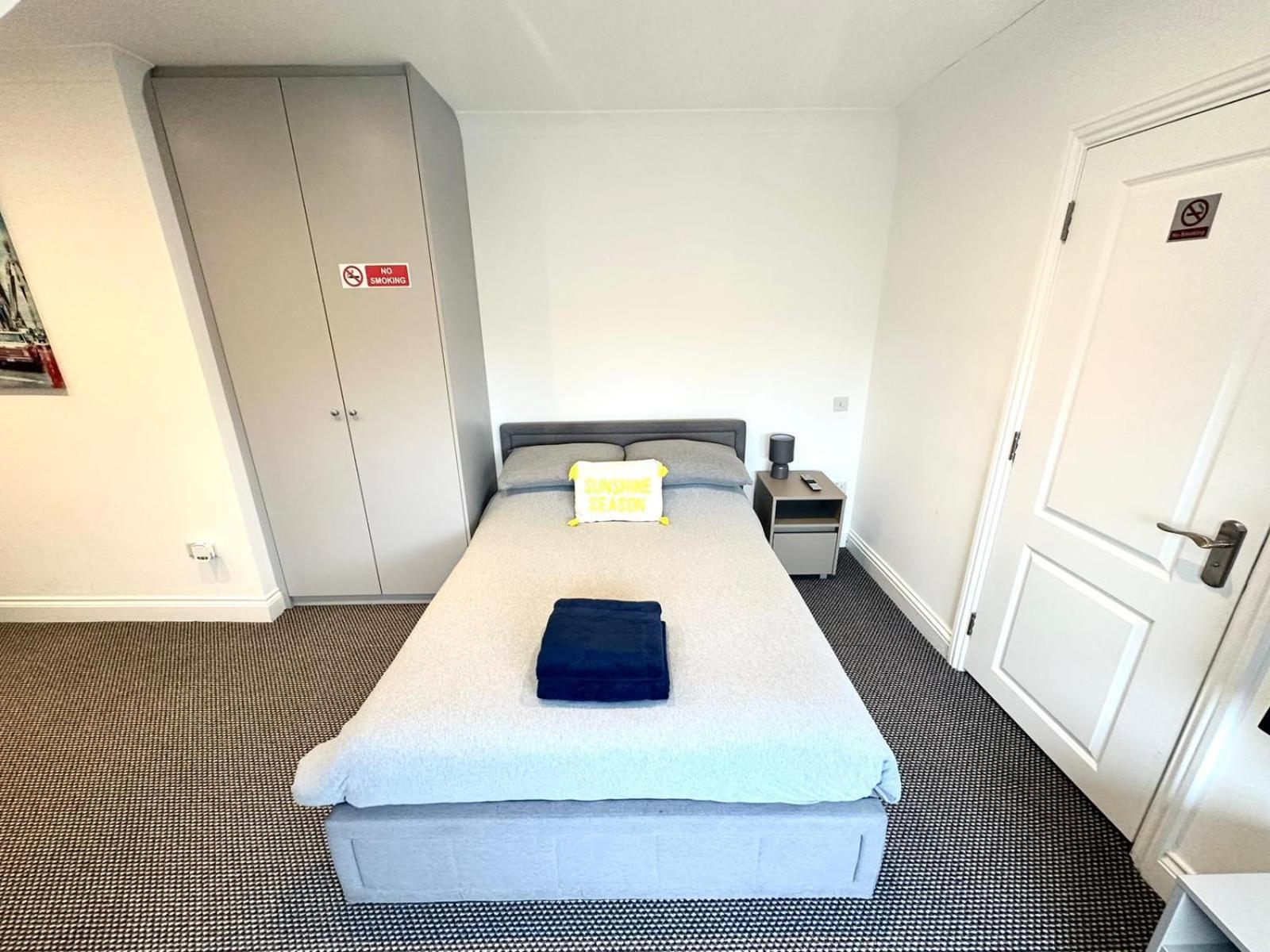 Stylish Modern, Private Apartment,15 Mins To Central London Хендън Екстериор снимка