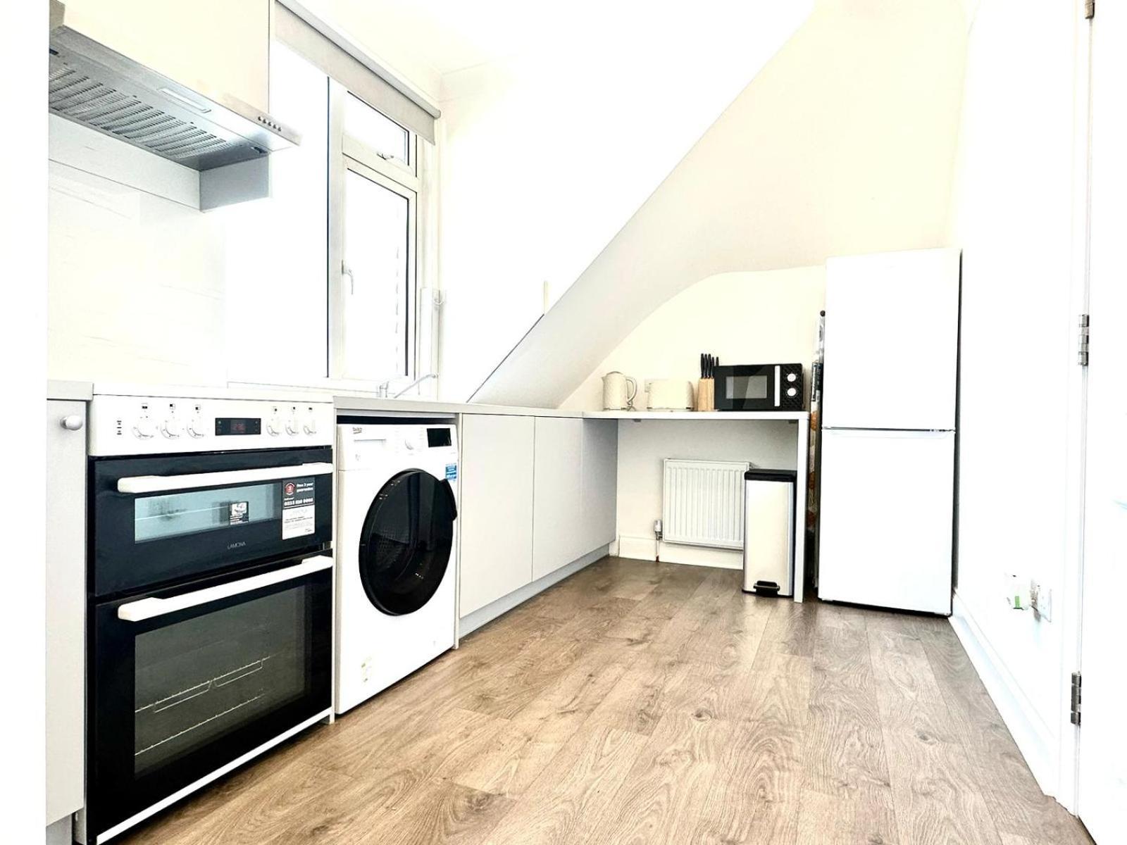 Stylish Modern, Private Apartment,15 Mins To Central London Хендън Екстериор снимка